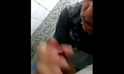 Maduro rustico de 60 anos me chupa no banheiro publico